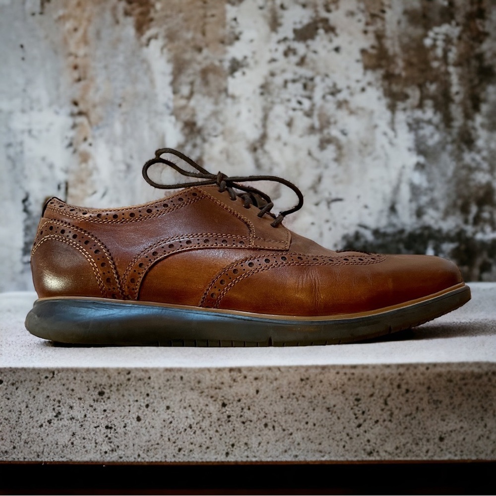 Florsheim Men's Fuel Wing Tip Oxford in cognac brown. Size 9 wide.